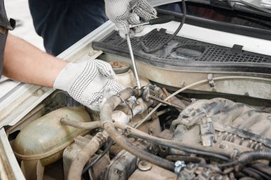 Aracın teknisyeni motor tamir ediyor. Profesyonel tamirci motor arızasını kontrol ediyor.
