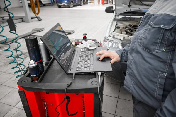 Auto Monteur Onderhoudt Een Voertuig Met Behulp Van Een Diagnostische — Stockfoto