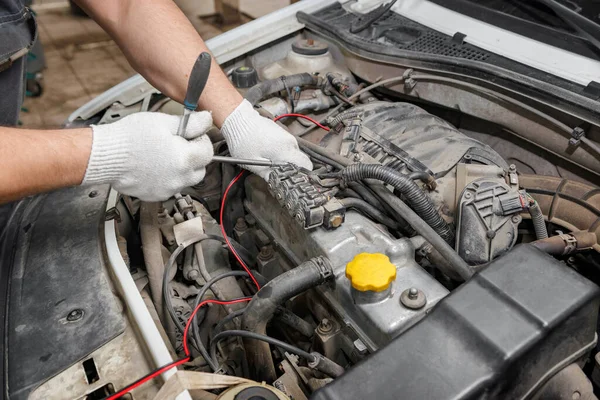 Reparación Mecánica Del Motor Vehículo Mecánico Profesional Está Comprobando Mal — Foto de Stock