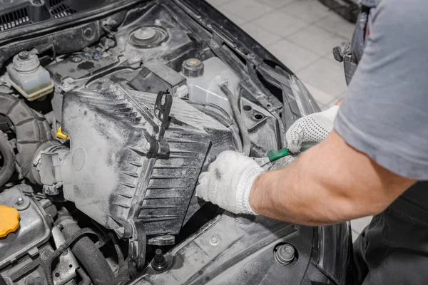 Mecánica de reparación del motor de un coche con llave inglesa. Primer plano de las manos — Foto de Stock