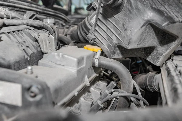 Reparación y mantenimiento del motor del coche en el servicio. — Foto de Stock