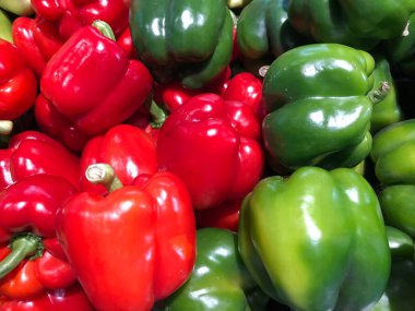 Makro fotoğraf sebze dolmalık biber. Kırmızı kırmızı dolmalık biber dokusu. Gıda ürünü. Kırmızı biber rengi.