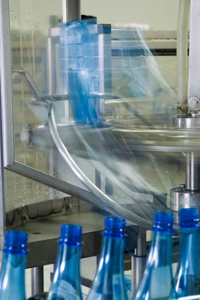 Rörelseoskärpa vatten produktion maskin — Stockfoto
