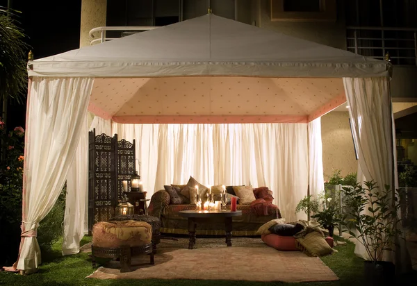 Parti ya da gece düğün çadırı — Stok fotoğraf