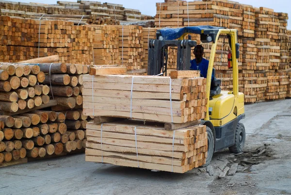 Fork lift truck in hout fabriek — Stockfoto