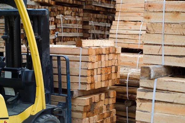 Carrello elevatore in fabbrica di legno — Foto Stock