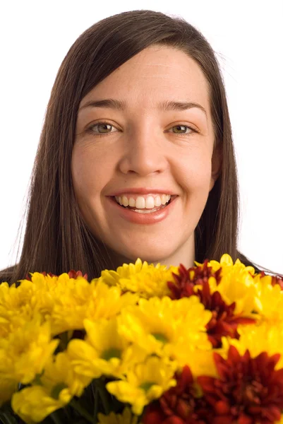 Glimlachend secretaris, medewerker of student vrouw ruikende bloemen — Stockfoto