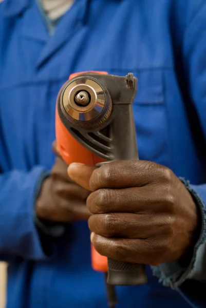 Trabajador de la construcción sosteniendo una herramienta eléctrica — Foto de Stock
