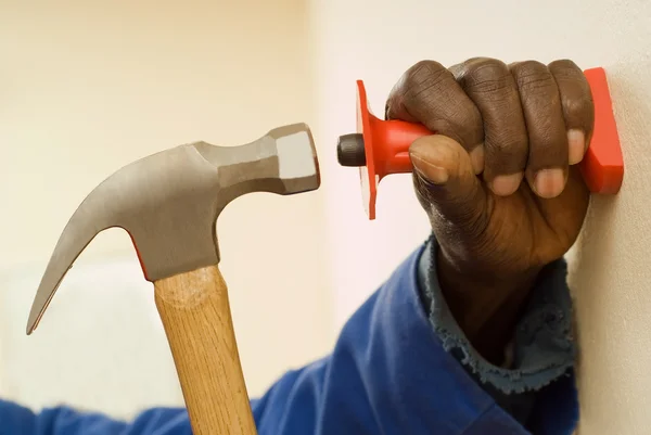 Trabalhador de construção segurando martelo — Fotografia de Stock