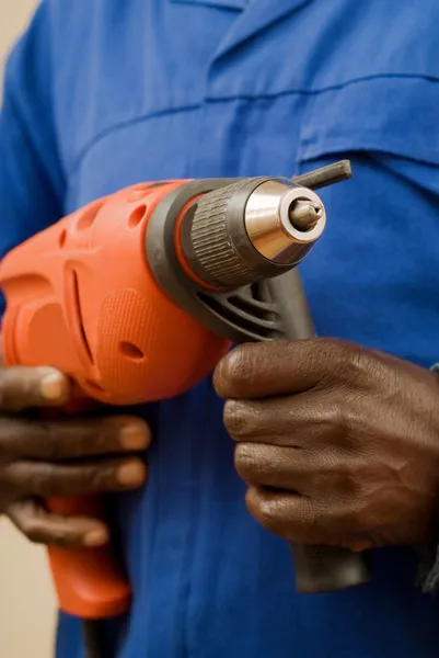 Elektrikli el aleti ile inşaat işçisi — Stok fotoğraf