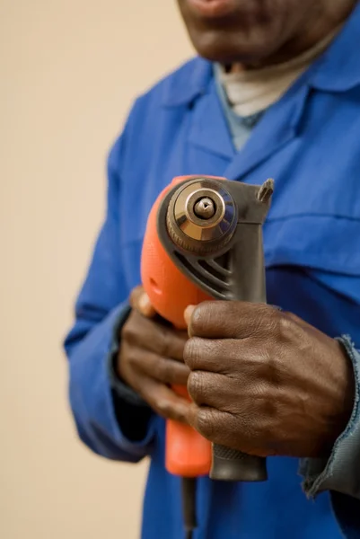 Elektrikli el aleti ile inşaat işçisi — Stok fotoğraf