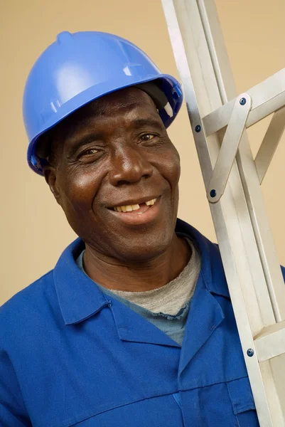 Trabajador de la construcción que lleva la escalera — Foto de Stock