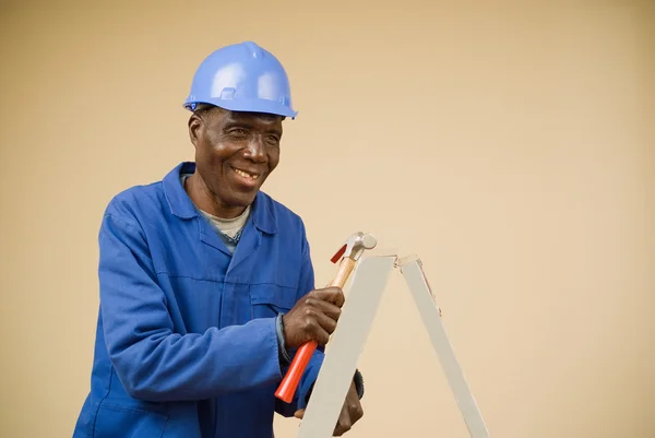 Trabajador de la construcción sosteniendo martillo en escalera —  Fotos de Stock