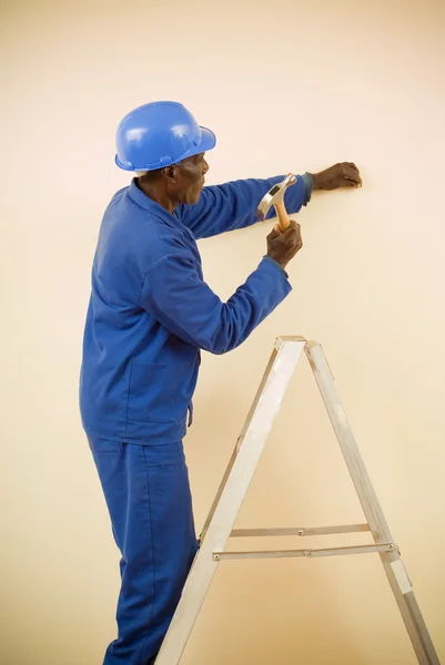 Bauarbeiter steht auf Leiter — Stockfoto
