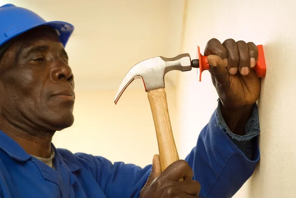 Obrero de la construcción sosteniendo martillo —  Fotos de Stock