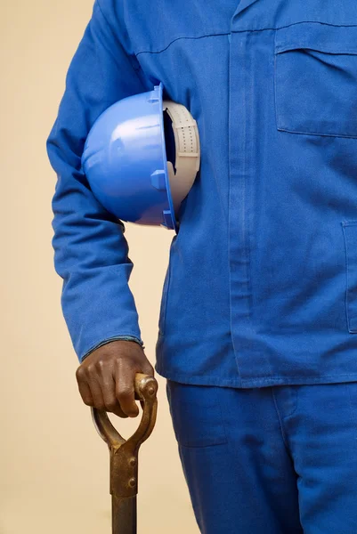 Trabajador de la construcción con pala y sombrero duro —  Fotos de Stock