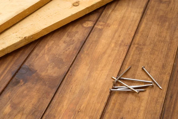 Nagels en plank op tafel — Stockfoto