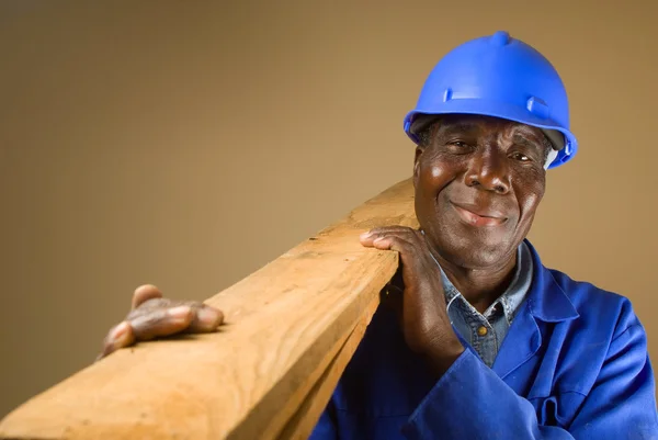 Старший африканский рабочий — стоковое фото