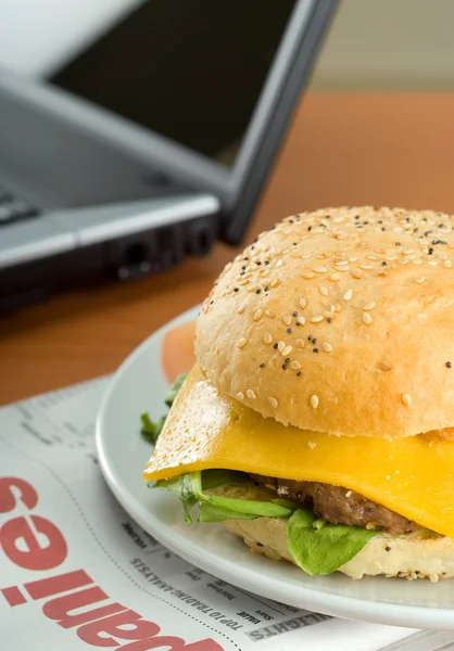 Гамбургер и ноутбук — стоковое фото