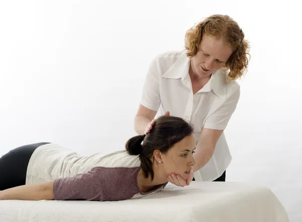 Kinesiólogo tratando los músculos del cuello — Foto de Stock