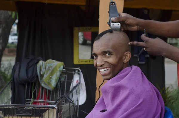 Cliente sonriente en el negocio africano de peluquería de corte de pelo — Foto de Stock