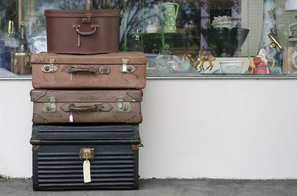 Old suitcases outside antique store — Stock Photo, Image