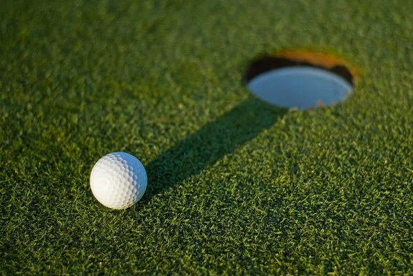 Bola de golfe ao lado do buraco 2 — Fotografia de Stock