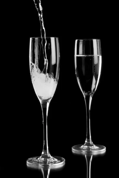 Vino espumoso vertido en flautas de champán — Foto de Stock