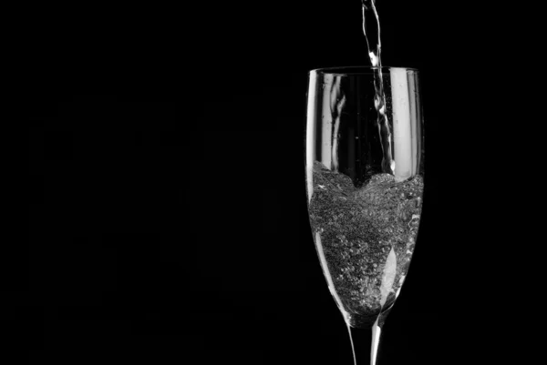 Single champagne flute filled with sparkling wine — Stock Photo, Image