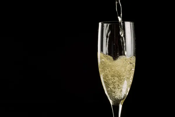 Één champagne fluit gevuld met mousserende wijn — Stockfoto