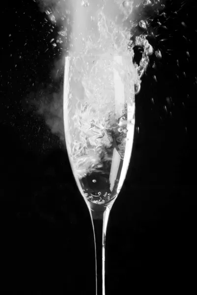 Flûte à champagne remplie de vin mousseux — Photo
