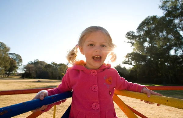 Chica feliz en parque parque parque — Foto de Stock