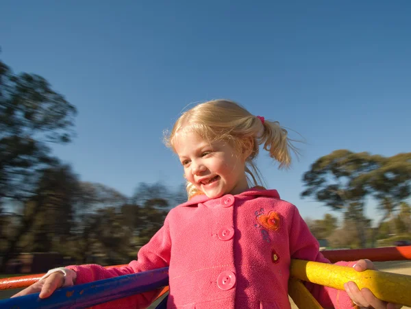 Chica feliz en parque parque parque — Foto de Stock