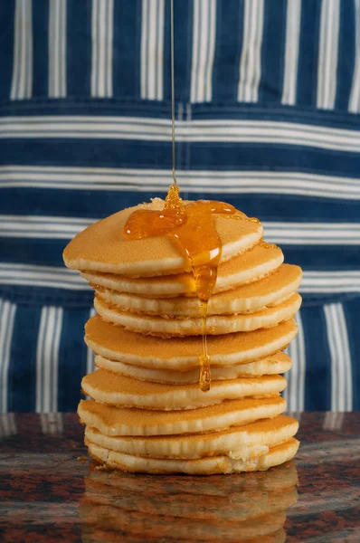 Pouring syrup on flapjacks — Stock Photo, Image