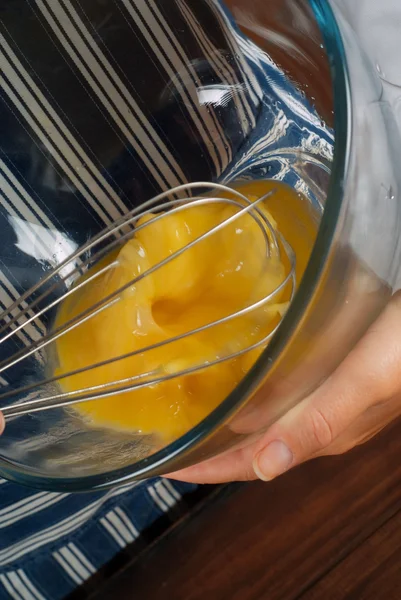 Frullare la miscela di uova — Foto Stock
