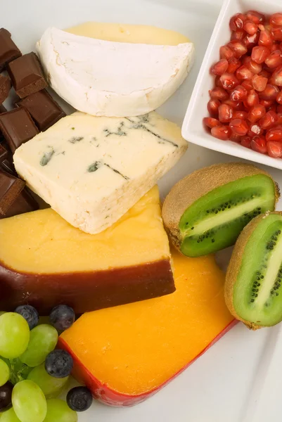 Cheese and fruit platter — Stock Photo, Image