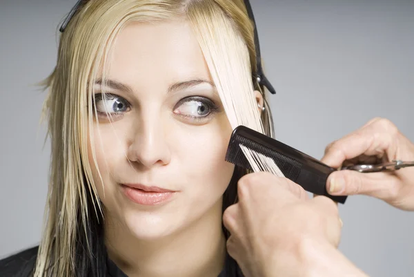 Cabeleireiro corte de cabelo com pente — Fotografia de Stock