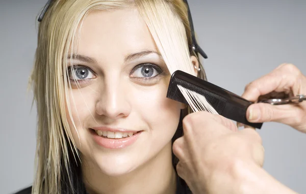 Cabeleireiro corte de cabelo com pente — Fotografia de Stock