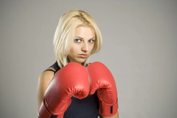 戴着红色手套拳击的姿势女子拳击手 — 图库照片