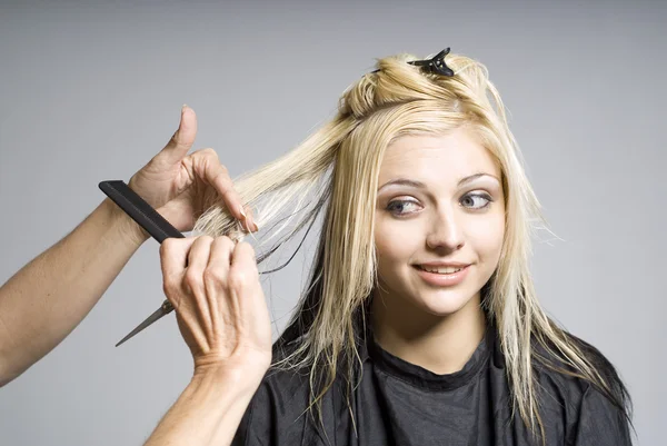 Hairdresser cutting hair — Stock Photo, Image