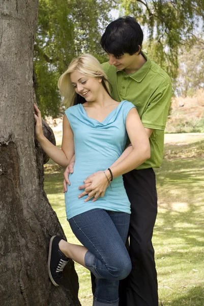 Romantic couple next to garden tree — Stock Photo, Image