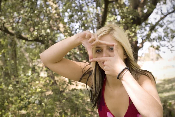 Creatieve fotograaf vrouw frame met vingers — Stockfoto