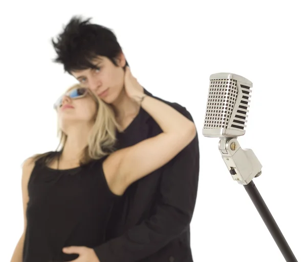 Retro mikrofon s zpěváky v pozadí — Stock fotografie