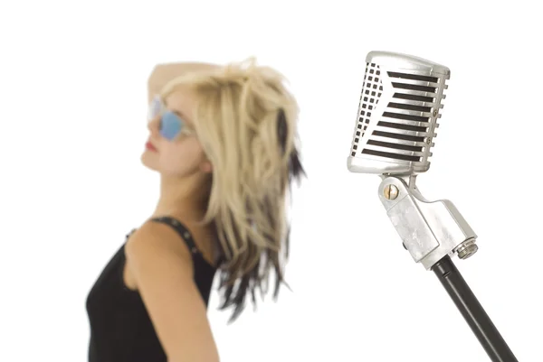 Retro mikrofon i piosenkarka patrząc wstecz — Zdjęcie stockowe