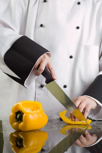 Chef-kok snijden gele peper — Stockfoto