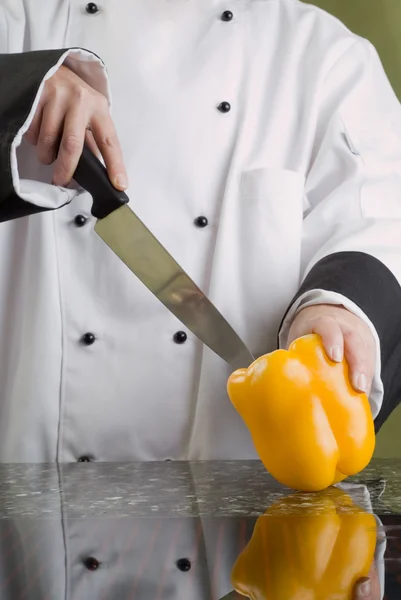 Šéfkuchař řezání žlutá paprika — Stock fotografie