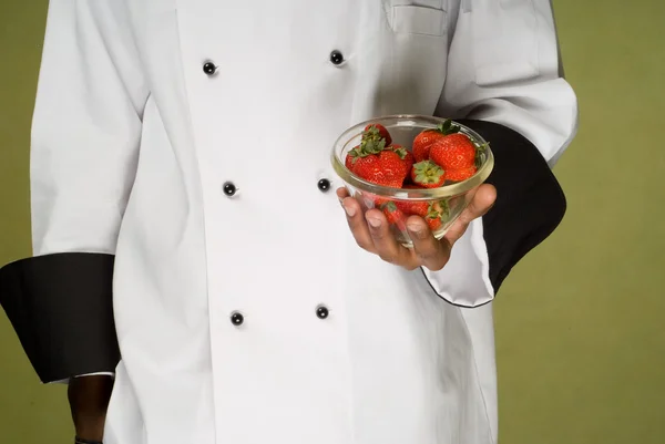 Chef sosteniendo fresas frescas en el tazón — Foto de Stock