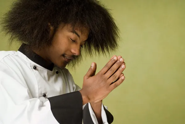 Νεαρός σεφ προσεύχεται — Φωτογραφία Αρχείου