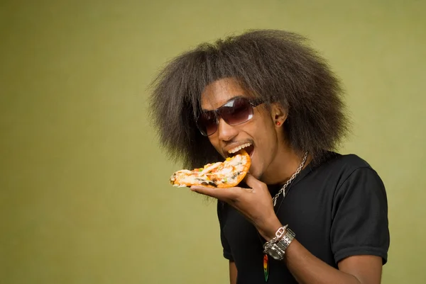 年轻的非洲裔美国享受比萨饼 — 图库照片