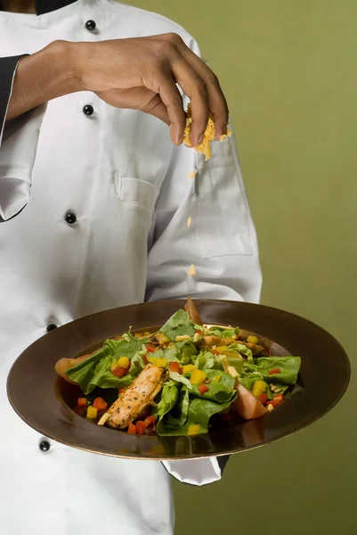 Koch präsentiert gesunden Hühnersalat — Stockfoto